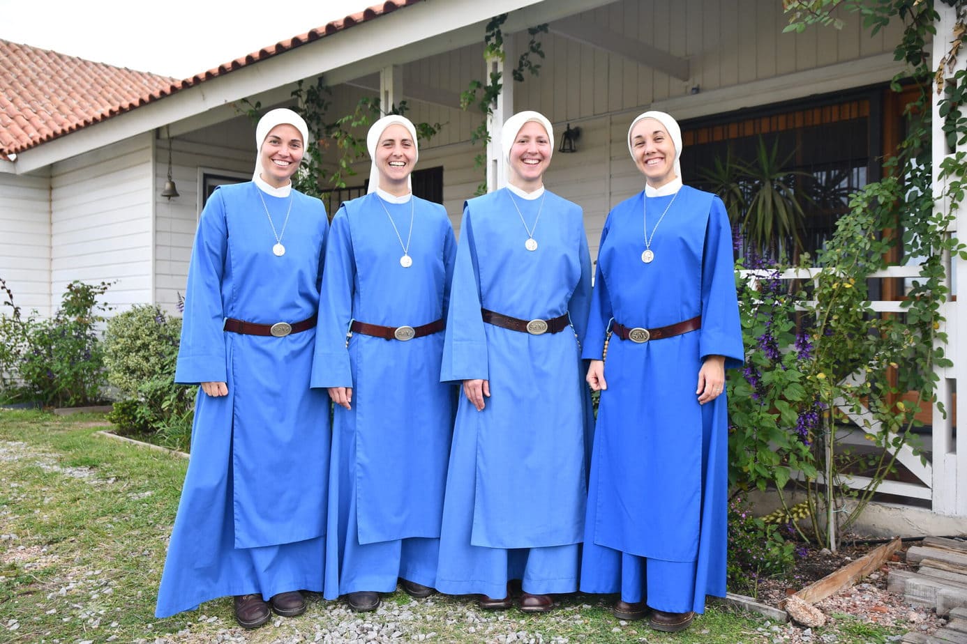 4 hermanas de la sociedad de maría posan con hábito azul